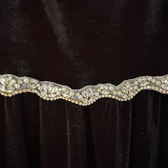 Black velvet dress with embellished belt - Picture 2 of 3